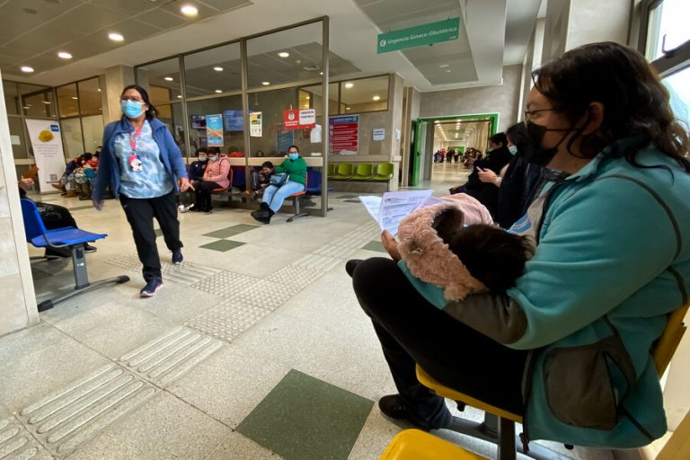 En medio de peak de virus respiratorios: 92% de las camas UCI pediátricas están ocupadas a nivel nacional