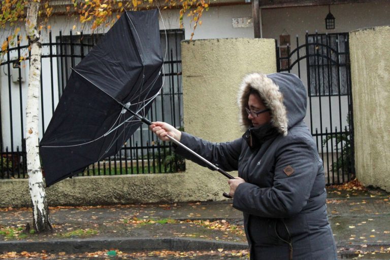Alarma por viento en fin de semana: Senapred declara Alerta Temprana Preventiva para 10 comunas de la RM