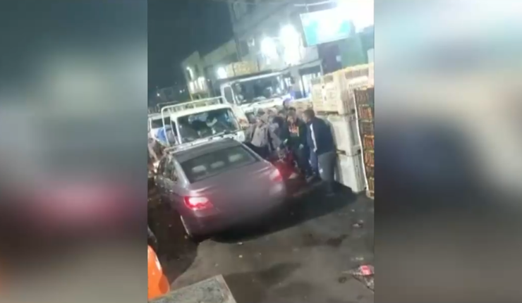 Destruyen vehículo tras chocar a camión en La Vega: Acusan aumento de comercio ambulante en la vía pública