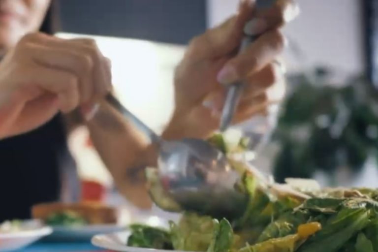 Aprueban ley que prohíbe que influencers promuevan dietas milagrosas y cirugías estéticas invasivas en Francia