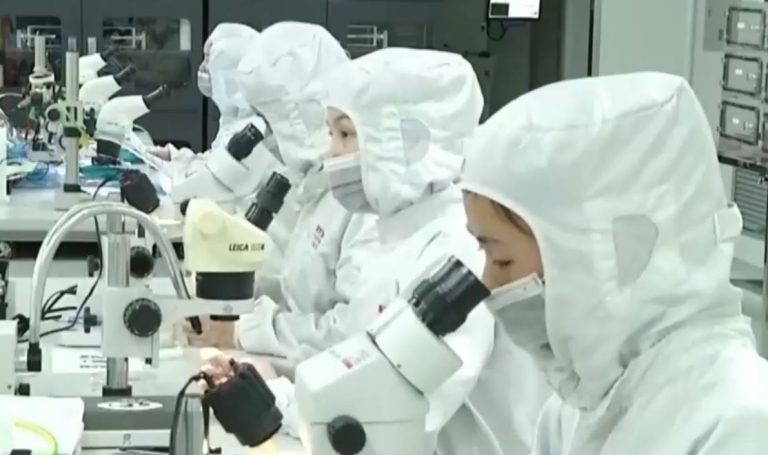 Reportaje revela supuesto origen del COVID-19: Habría sido creado en laboratorio y filtrado por accidente desde China