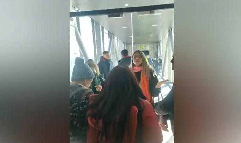 ¿Quién responde? Pasajeros no pudieron despegar y decidieron bloquear el acceso a otro vuelo