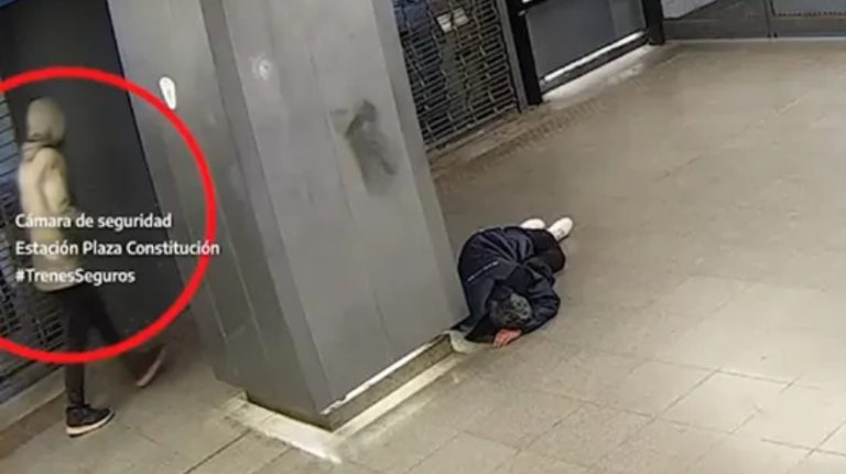 Indignante registro: Hombre se tiró al piso, simuló estar durmiendo y le robó a un indigente en el metro