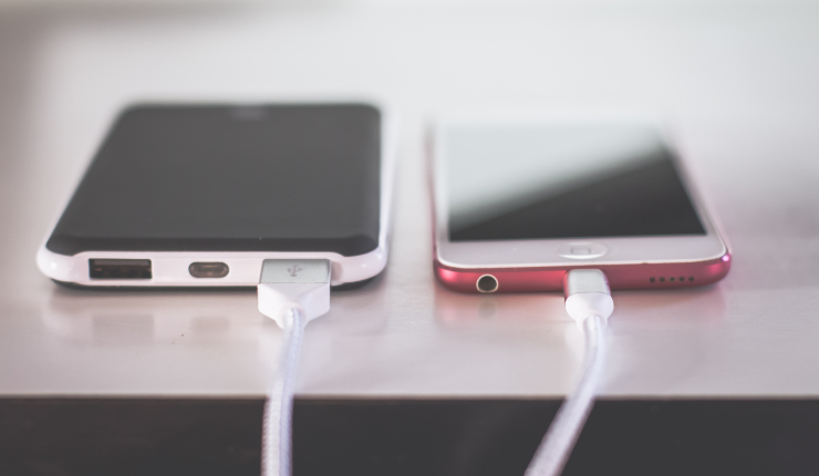 Proyecto que busca establecer cargador universal en Chile avanza en el Congreso: Fue despachado al Senado