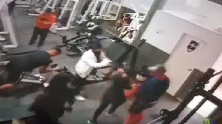 Impactante: Hombre fue atacado a balazos por su ex suegra mientras entrenaba en un gimnasio