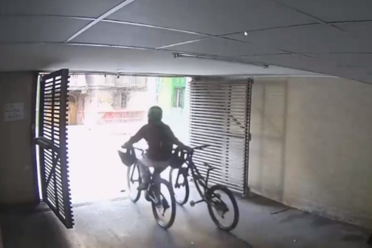 Denuncian que ladrón solitario roba bicicletas guardadas al interior de bodegas en Santiago Centro