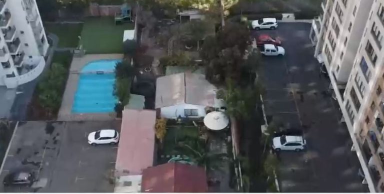 Casas isla: El drama de vivir entre grandes edificios tras negarse a vender sus viviendas