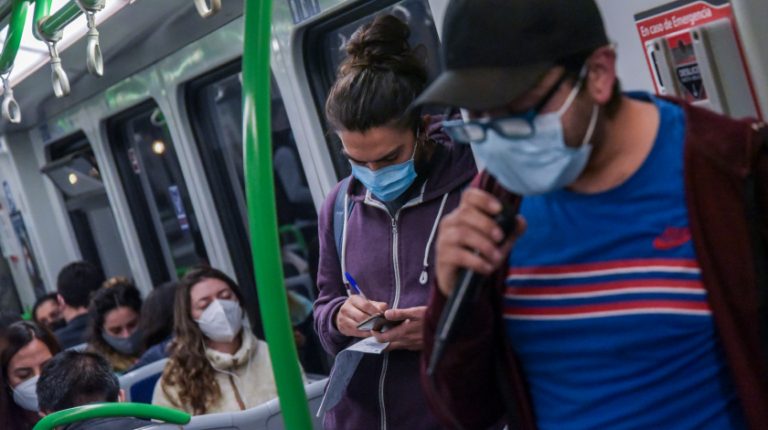 Minsal recomendó uso de mascarillas en transporte para prevenir contagio de virus respiratorios