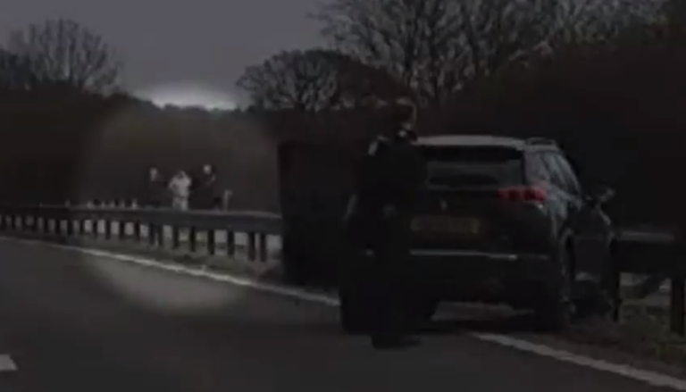 Capturan a chilenos tras una extensa persecución en Reino Unido: Se dedicaban a robar casas de lujo