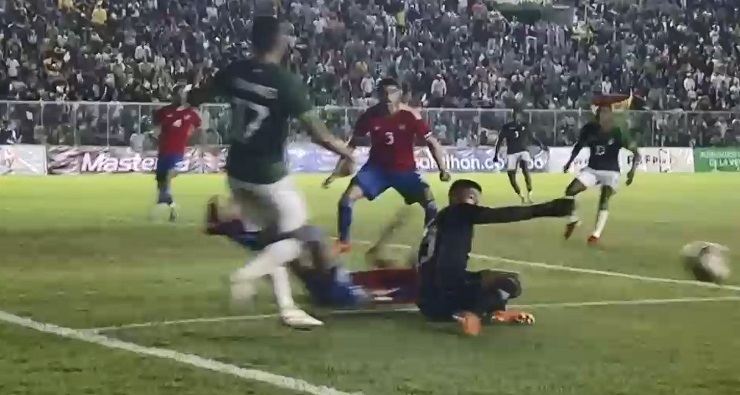 ¡Portentoso! La magistral atajada que se mandó Brayan Cortés cuando Chile lo pasaba mal ante Bolivia