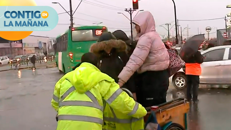¡Carritos salvadores! Lluvias causan estragos en calles de Santiago