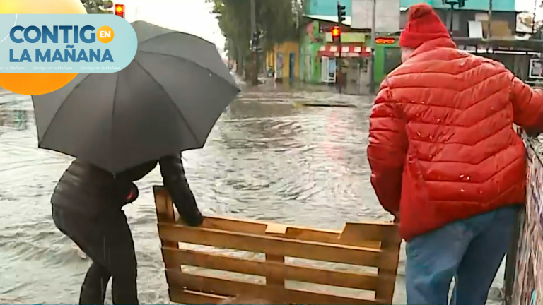 ¡Acudió al llamado! Dani Muñoz instaló un puente artesanal para ayudar a transeúntes