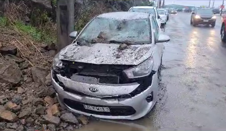 Quedaron inutilizables: Derrumbe destruyó vehículos estacionados en Avenida Altamirano en Valparaíso
