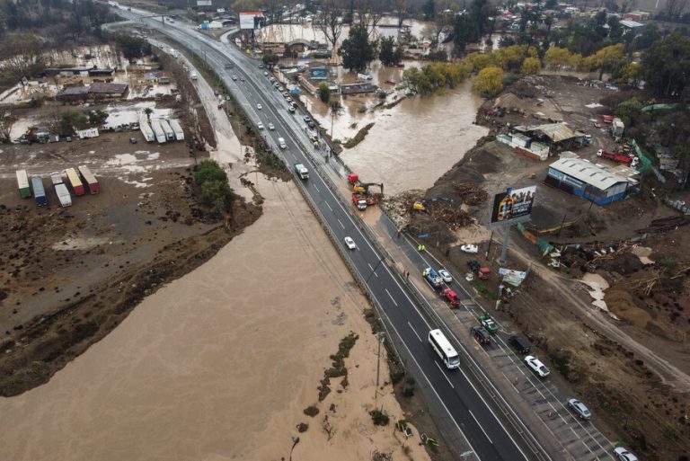 Desde corte de agua en la RM hasta desbordes de ríos: Así se vivió el minuto a minuto del sistema frontal