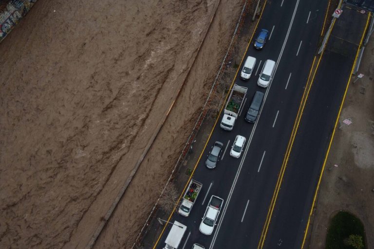 Por amenaza de desbordes: Senapred solicitó evacuar de forma preventiva algunos sectores en 5 regiones del país