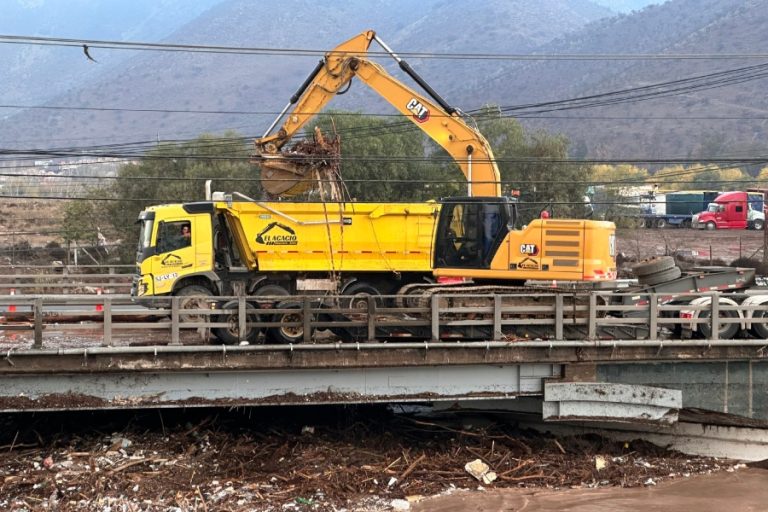 MOP comunicó que se han removido 700 toneladas de basura y escombros en el Puente Mapocho