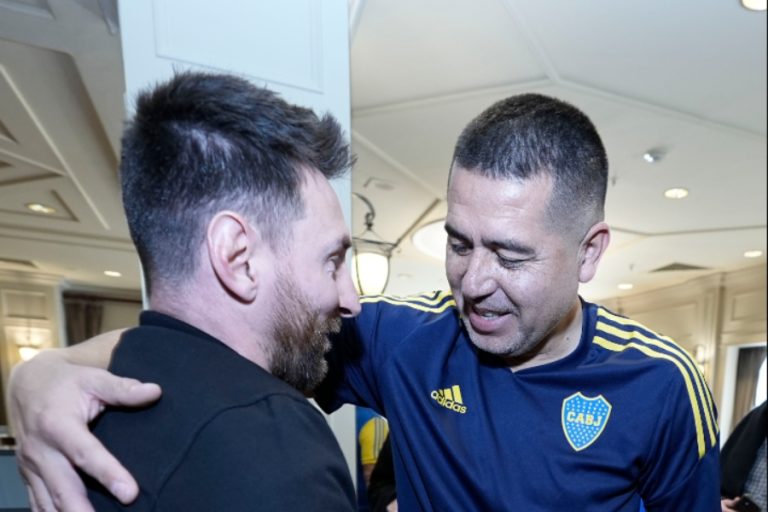 ¡Me tenés que perdonar! El llamativo cántico de la barra de Boca Junior contra Messi en despedida de Riquelme