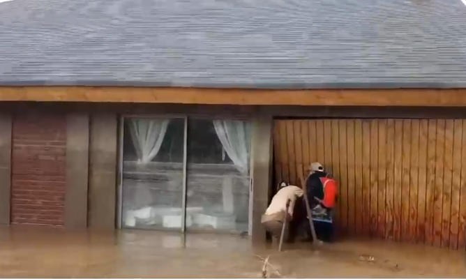 Algunas sufrieron pérdida total: Vecinos de Talagante comenzaron remoción de escombros y barro de sus casas