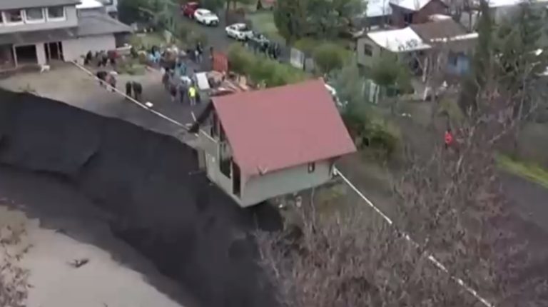 Dramático registro: Casa está a punto de derrumbarse en socavón tras crecida del río Laja en Yumbel