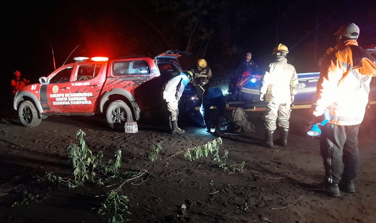Rescatistas quedaron atrapados tras intentar salvar a yegua en Río Biobío: Momento fue transmitido en Facebook