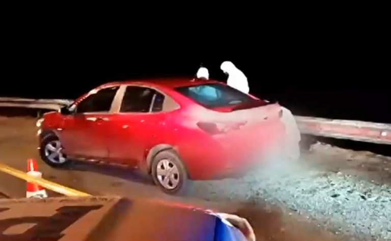 Les dispararon dentro de auto: Hallan dos cuerpos en un barranco en ruta de La Cruz