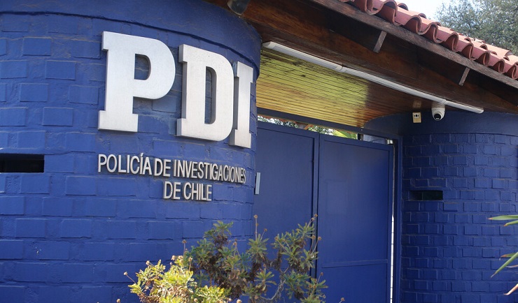 Regalos, dinero y más: Dan de baja a 4 funcionarios de la PDI por coimas para apurar trámites migratorios