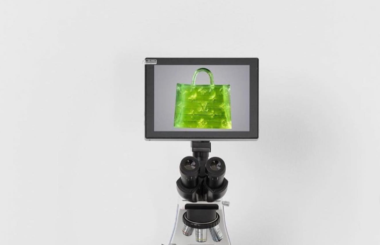 Con microscopio incluido: Venden el bolso 