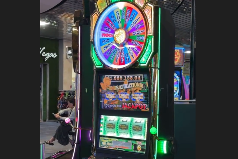 Afortunado: Turista jugó en máquina tragamonedas del aeropuerto en Las Vegas y ganó más de $1.000 millones