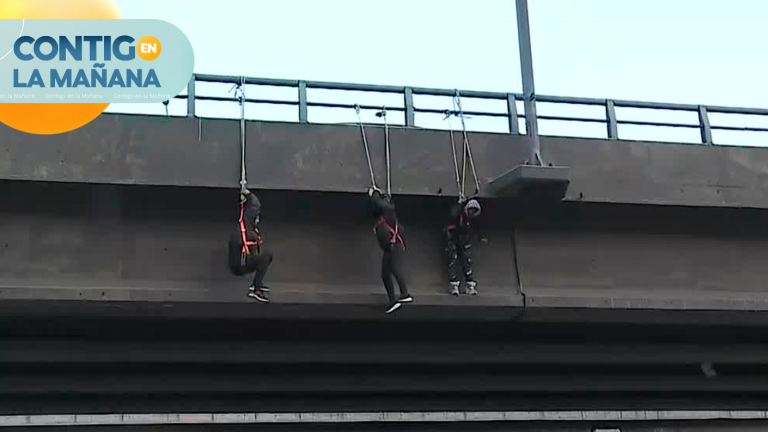 Pobladores se cuelgan de paso sobre nivel en Peñalolén: Exigen solución habitacional