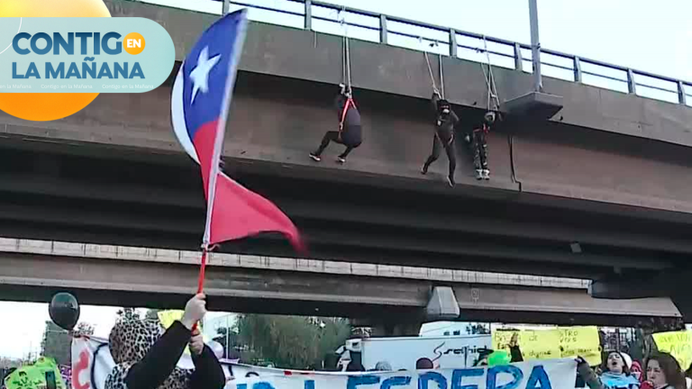 “No nos bajamos hasta tener solución”: Habla pobladora que permanece colgada en paso nivel en Peñalolén