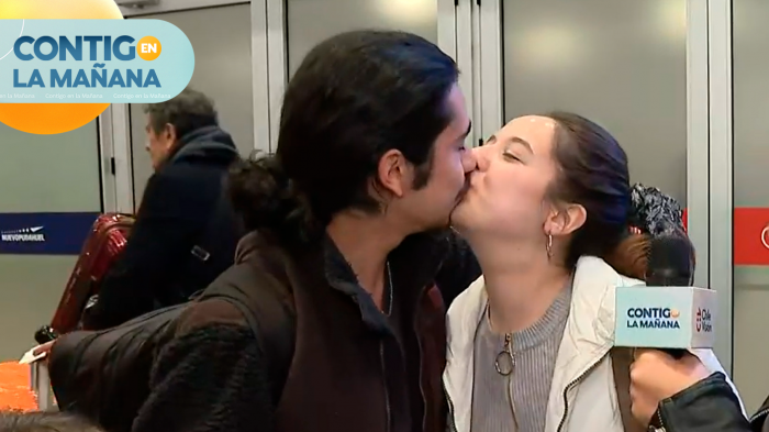 Mágico reencuentro: Jóvenes conmovieron con su historia de amor en el aeropuerto