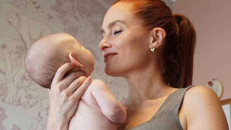 Begoña Basauri compartió emotiva imagen con su hija Rosa a cuatro meses de su nacimiento