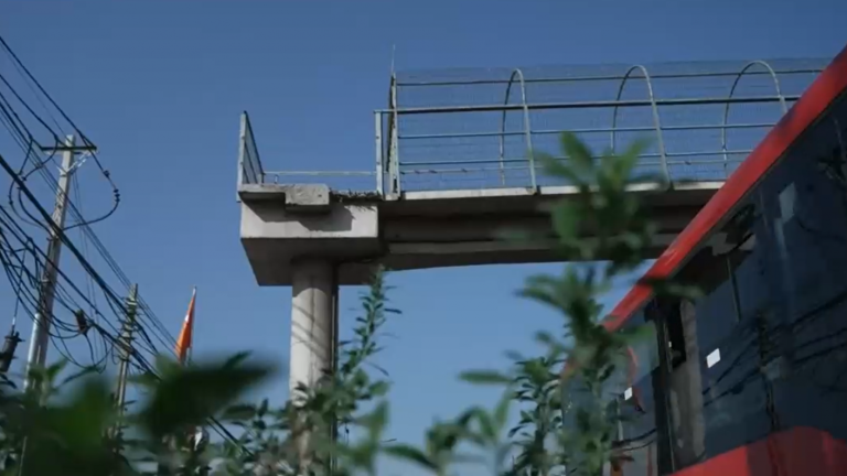 Chile a medias: Demolieron bajada de pasarela en Conchalí y vecinos llevan siete años esperando reconstrucción