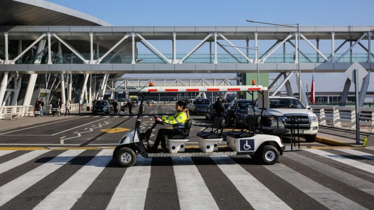 ¿Escucharon a Don Francisco? MOP anunció mejoras en Aeropuerto de Pudahuel para personas con discapacidad