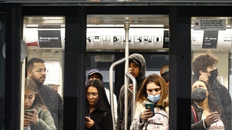 ¿Retorna la mascarilla a la micro y el Metro? Minsal confirmó que evalúa su obligatoriedad