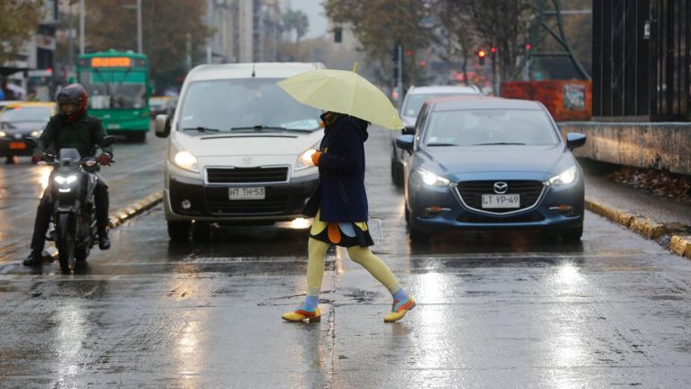 Llueve sobre la ciudad: Pronostican 3 días de precipitaciones en la RM a partir de esta semana