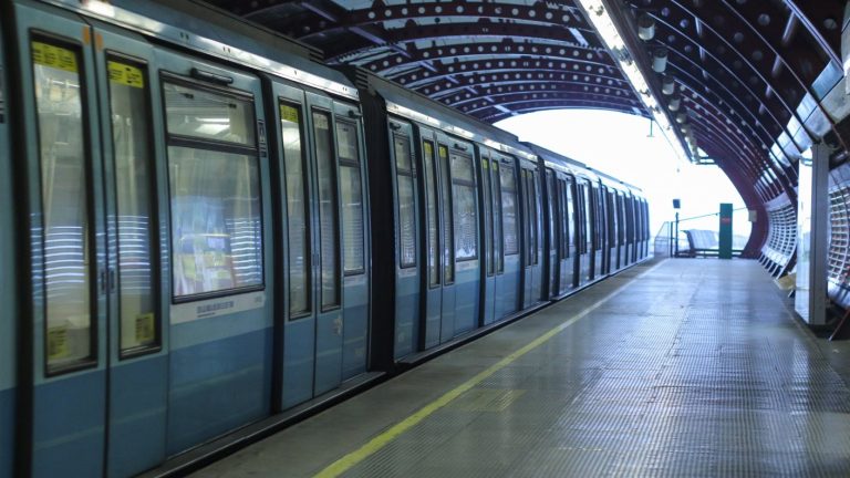 Metro de Santiago informa operación parcial de Línea 4 por persona que se encontraría en el techo de estación