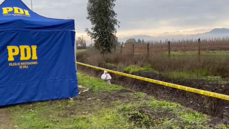 Macabro hallazgo en Buin: Cuerpo sin vida fue encontrado maniatado al interior de una fosa