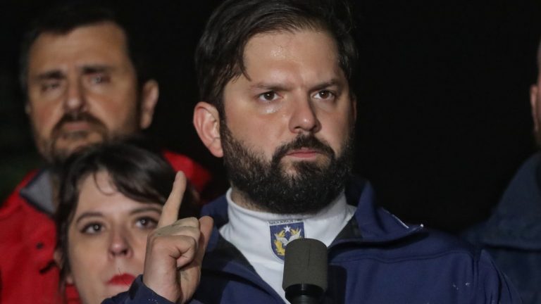 Alcalde dio a conocer que familia de niño que apareció junto a pdte. Boric exige disculpas por 