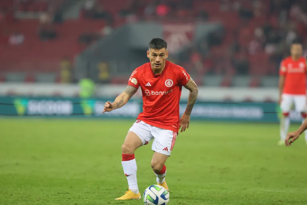 La hinchada lo ovacionó: Charles Aránguiz volvió a jugar tras lesión que lo tuvo 8 meses fuera de las canchas