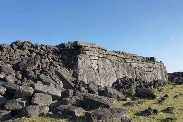 Tragedia en Isla de Pascua: Investigan muerte de turista canadiense que cayó de un acantilado