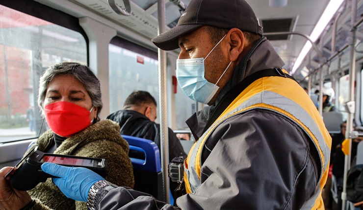 Lucha contra la evasión: Multarán a empresas que abran puertas traseras para permitir que suban pasajeros
