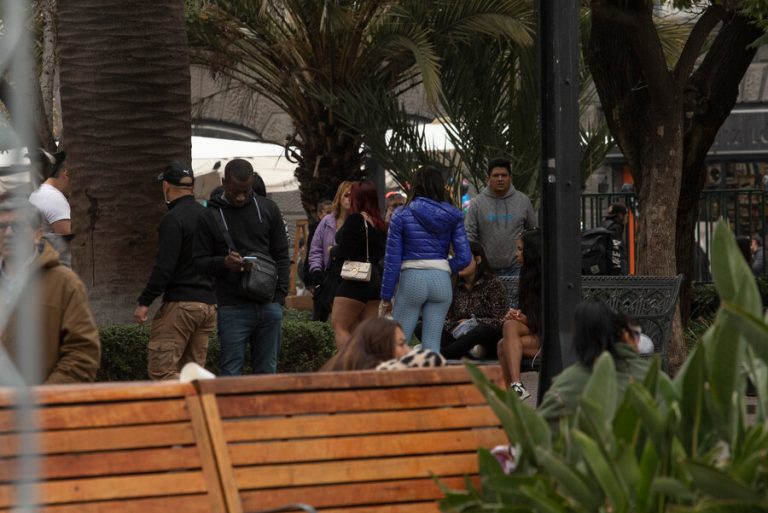 ¿Una batalla perdida? La lucha contra las mafias que dominan la Plaza de Armas de Santiago