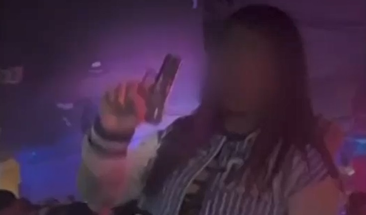 Impactante: Captan a mujer bailando con pistola en la mano al interior de Espacio Don Óscar