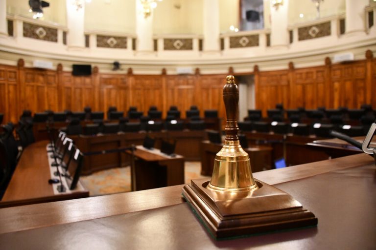 Encuesta VAR CONSTITUCIONAL: Un 45% de los chilenos/as prefiere mantener la actual carta magna