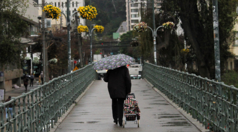¿Sigue la lluvia o sale el sol? Revisa el pronóstico para Santiago y regiones tras nuevo sistema frontal