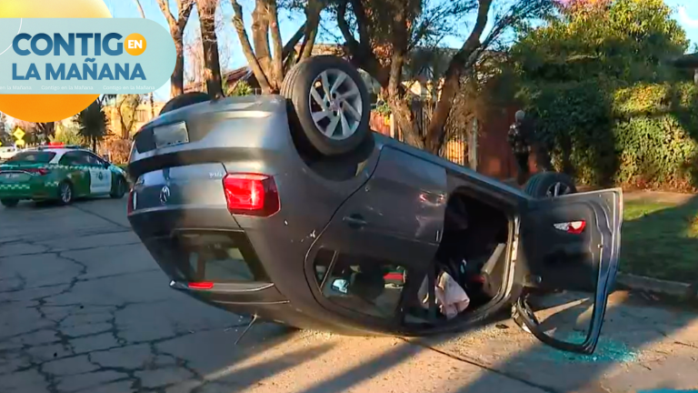 Accidente en La Reina: Vehículo terminó volcado tras chocar contra un árbol