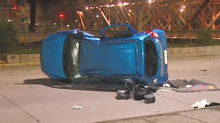 Habría avanzado con luz roja: Fatal choque y volcamiento dejó un muerto en Barrio Bellavista