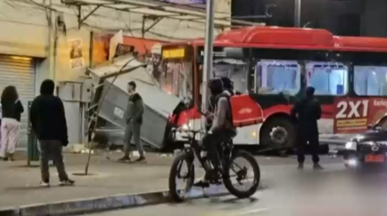 Revelan registros del accidente de micro que arrasó con quiosco y semáforo en la Alameda: 