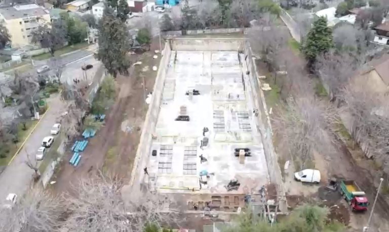 Polémica por construcción de canchas de padel sobre históricas piscinas de La Reina